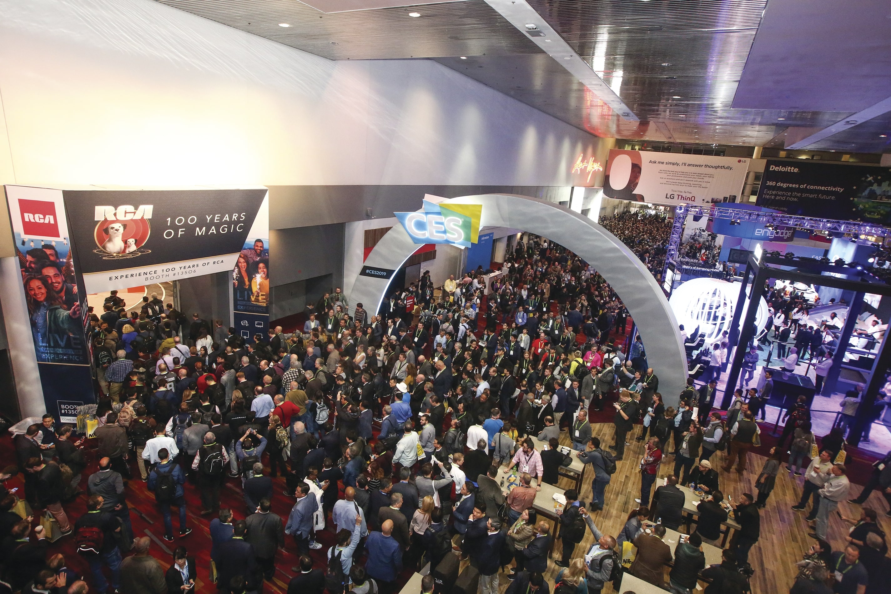 ces2019_crowd_opening.jpg